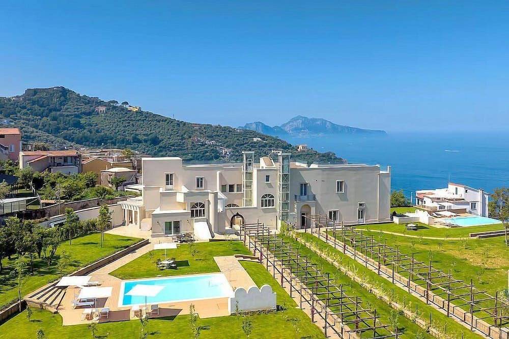 Villa Auralia Grande: Un'incantevole e luminosa villa storica su due piani circondata da un giardino di aranci e limoni. in Massa Lubrense, Napoli e dintorni