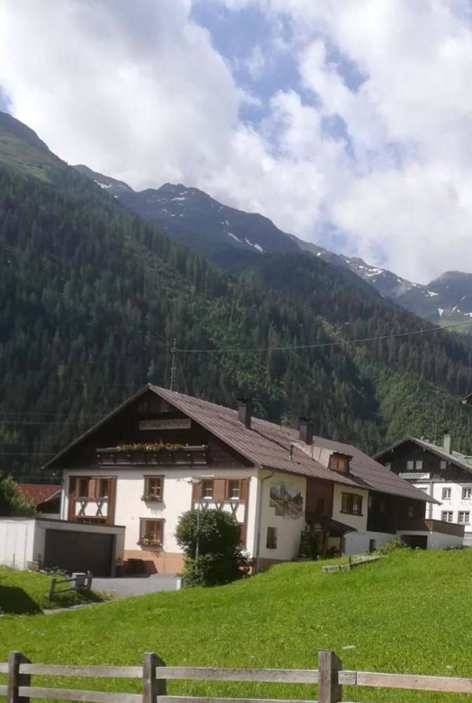 BnB für 2 Personen, mit Ausblick und Garten sowie Terrasse in Pettneu am Arlberg