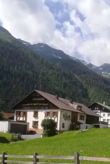 Maison d’hôte pour 2 personnes, avec jardin ainsi que terrasse et vue à Pettneu am Arlberg