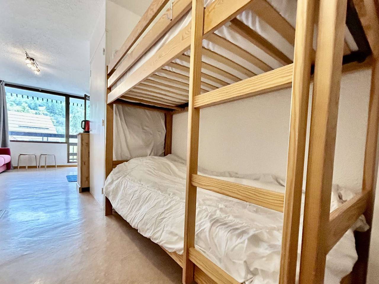 Ganze Wohnung, Bergstudio für 4 Personen mit Südbalkon, 150m von Skiliften, Parkplatz, Kinderbett, Haustiere erlaubt in La Salle-les-Alpes, Serre Chevalier
