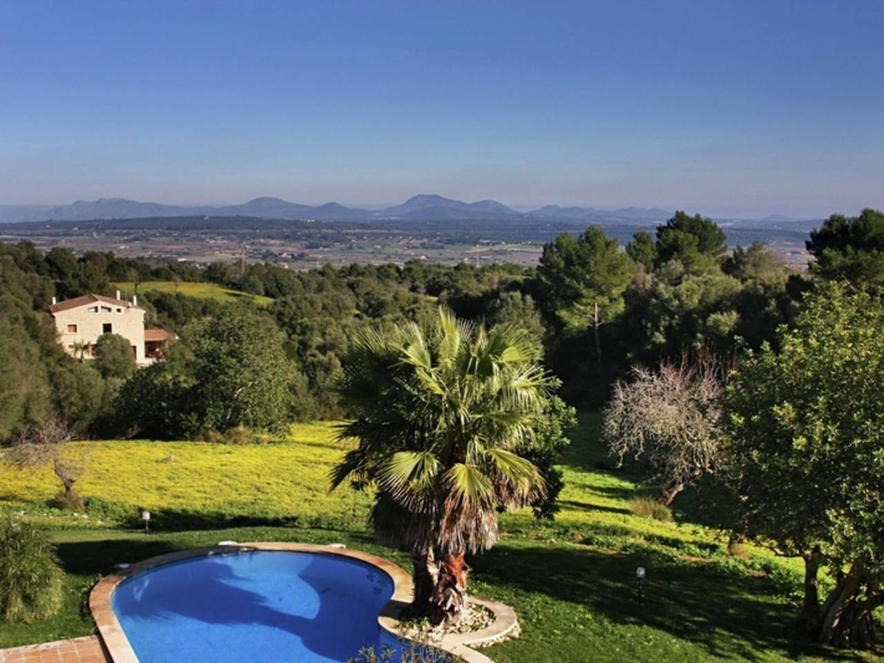 Beautiful country house with pool located in a privileged environment in Petra, Majorca Center