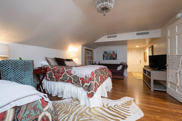 Glamping for 12 people, with hot tub and yard in Arkansas