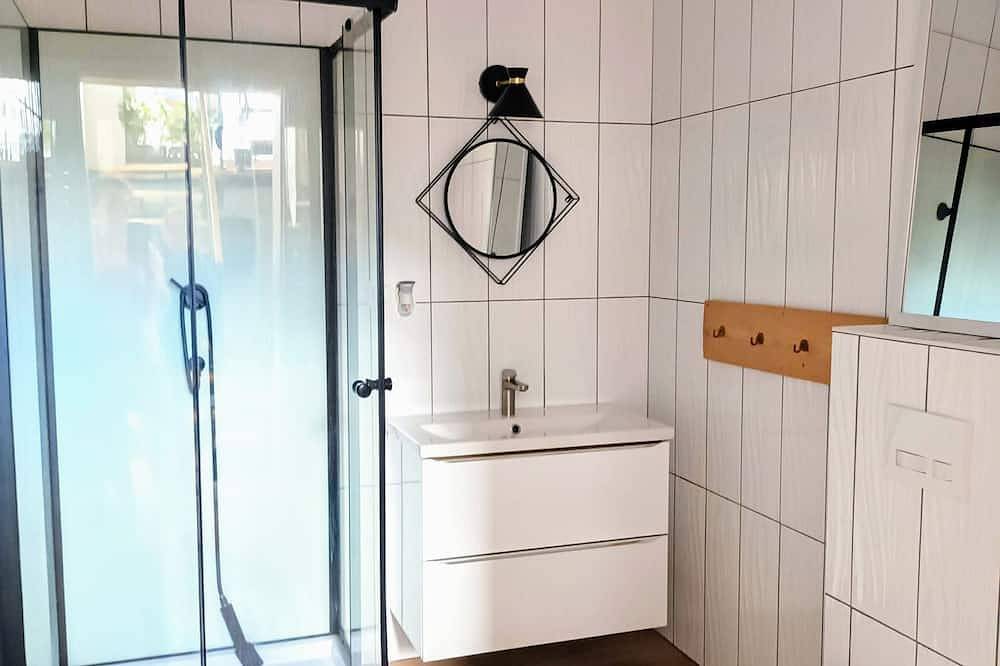 Ganzjähriges Ferienhaus am Wald, See, Ostsee – Sauna, Pool, Hot Tub in Powiat Koszaliński