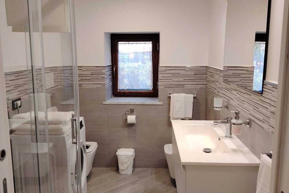 Entire apartment, Within walking distance of all services, nice apartment with large terrace. in Piano di Sorrento, Naples Province