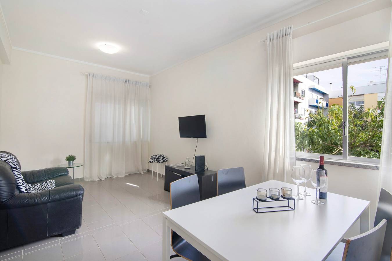 Entire apartment, Apartment 'Matinhos House' with Balcony, Wi-Fi and Air Conditioning in São Pedro, Faro