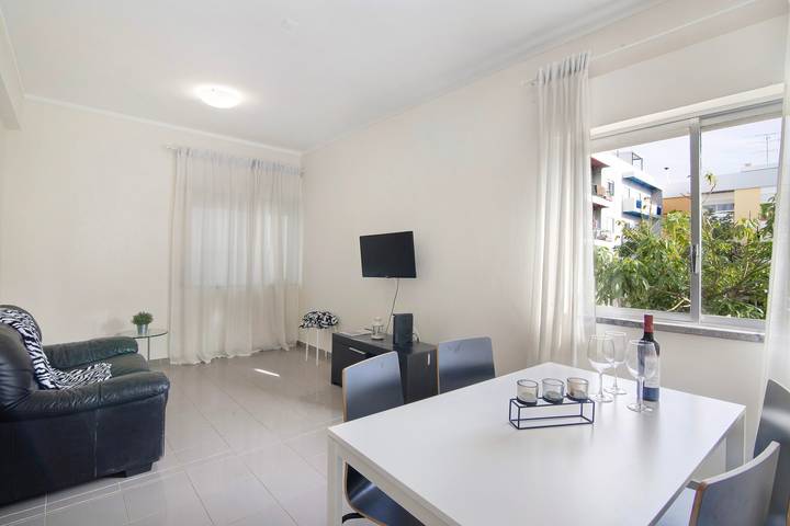 Hel lägenhet, Apartment 'Matinhos House' with Balcony, Wi-Fi and Air Conditioning in São Pedro, Faro (Sé e São Pedro)