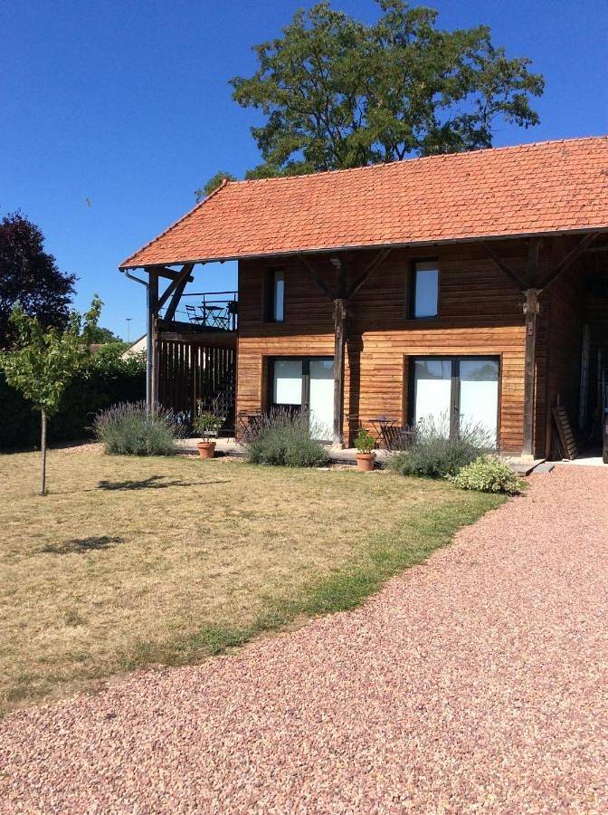 Location de vacances pour 2 personnes, avec jardin ainsi que terrasse et vue dans Circuit de Nevers Magny Cours - 2