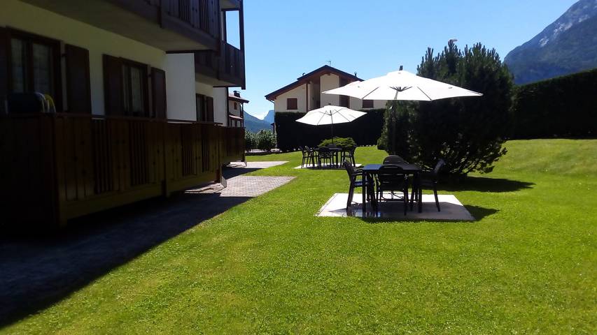 Ferienwohnung für 6 Personen, mit Balkon/Terrasse und Garten sowie Ausblick und Seeblick in Molveno