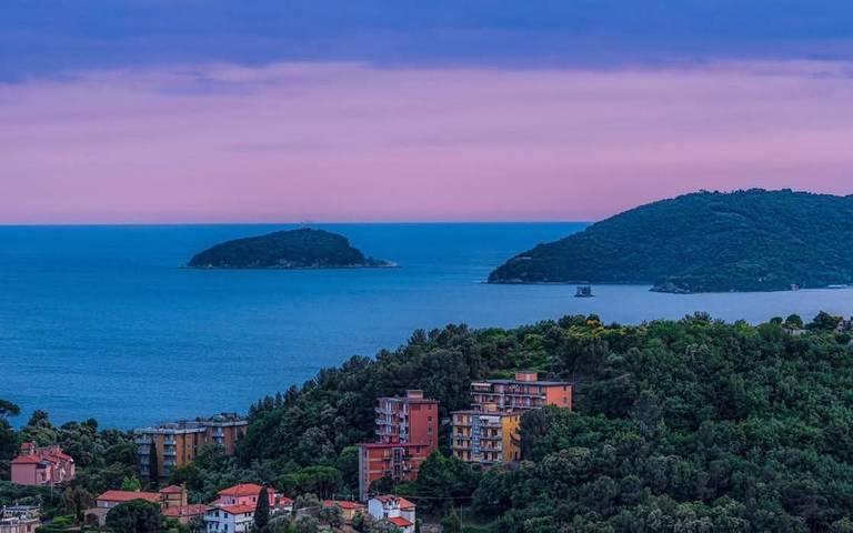 Appartamento per 4 persone, con balcone e panorama in San Terenzo