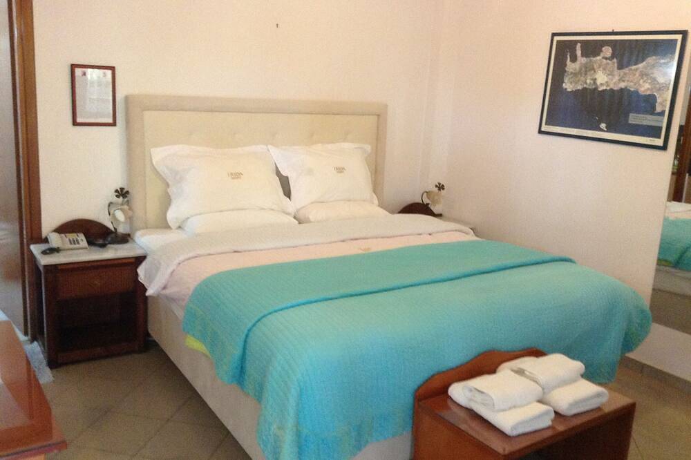 Luxury  Triple Apartment with Yard in front of the sea at Kalo Nero Kyparissia in Golf von Kyparissia