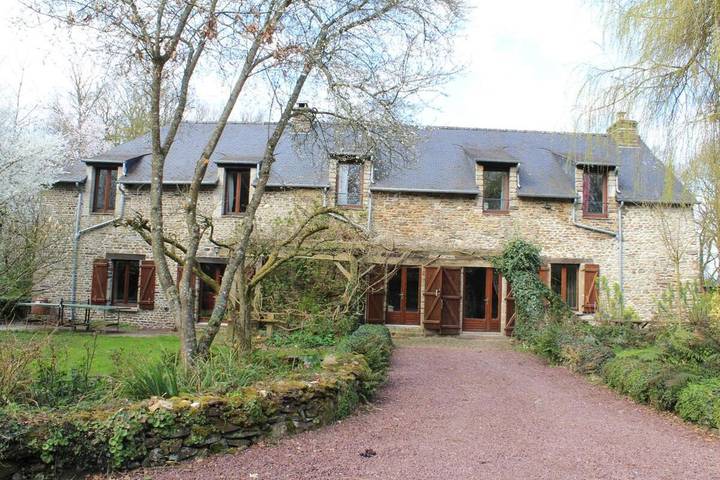 Location de vacances pour 12 personnes, avec jardin et jacuzzi, animaux acceptés à Mauron - 4