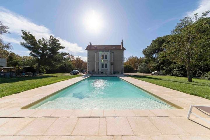 Location de vacances pour 2 personnes, avec Terrasse et Jardin ainsi que Piscine et Vue dans Salin-de-Giraud