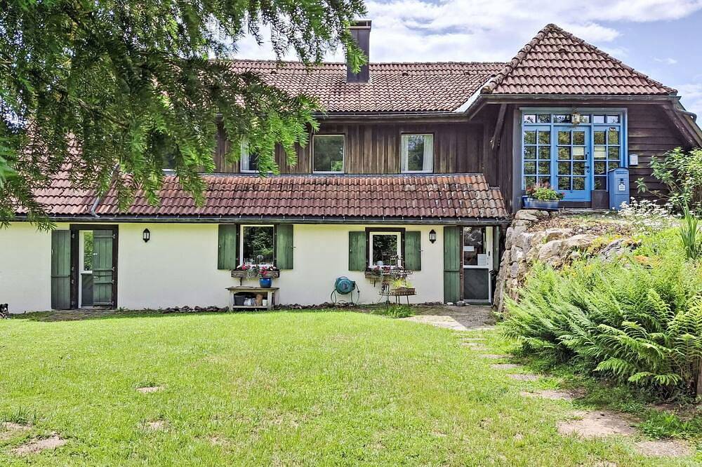 Schönes alleinstehendes Ferienhaus mit privatem Pool,  W-Lan, Tv, Innenhof und Haustiere erlaubt in Görwihl, Südschwarzwald