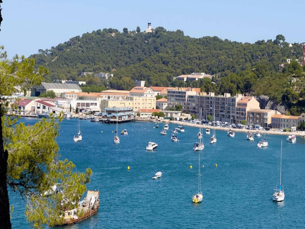 Appartement entier, Rיsidence Les Pins pour six personnes in Saint-Mandrier-sur-Mer, Côte méditerranéenne (France)