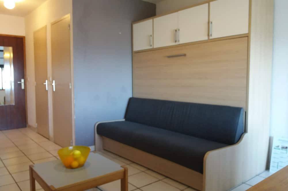 Apartamento entero, San Nicolao de Moriani: les Marines studio sea view with direct beach access. in Moriani-Plage, Región de Corte