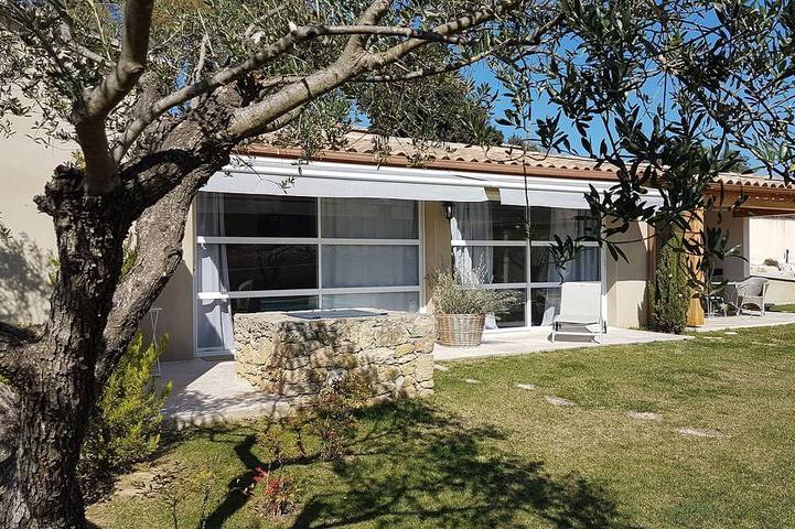 Gîte pour 4 personnes, avec Terrasse ainsi que Jardin et Piscine
