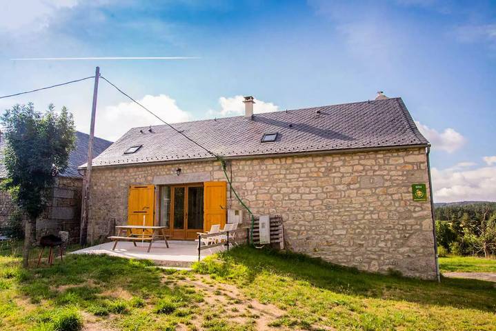 Gîte pour 6 personnes, avec Terrasse ainsi que Jardin et Piscine dans L'Aubrac