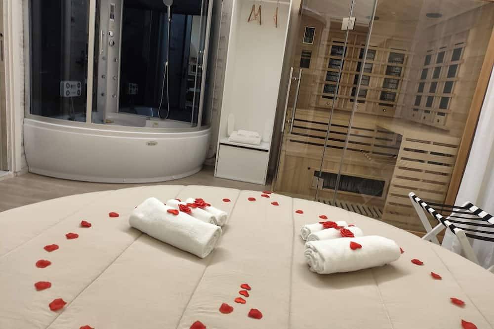 B&B Chapeau: Superior Double Room with spa services available for an additional fee in Caserta, Caserta Province