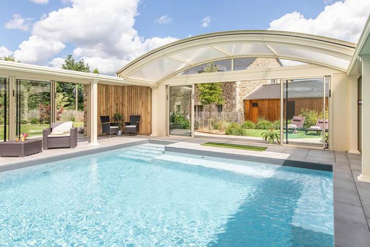 Location de vacances pour 4 personnes, avec Jacuzzi et Terrasse ainsi que Jardin et Piscine à Calorguen