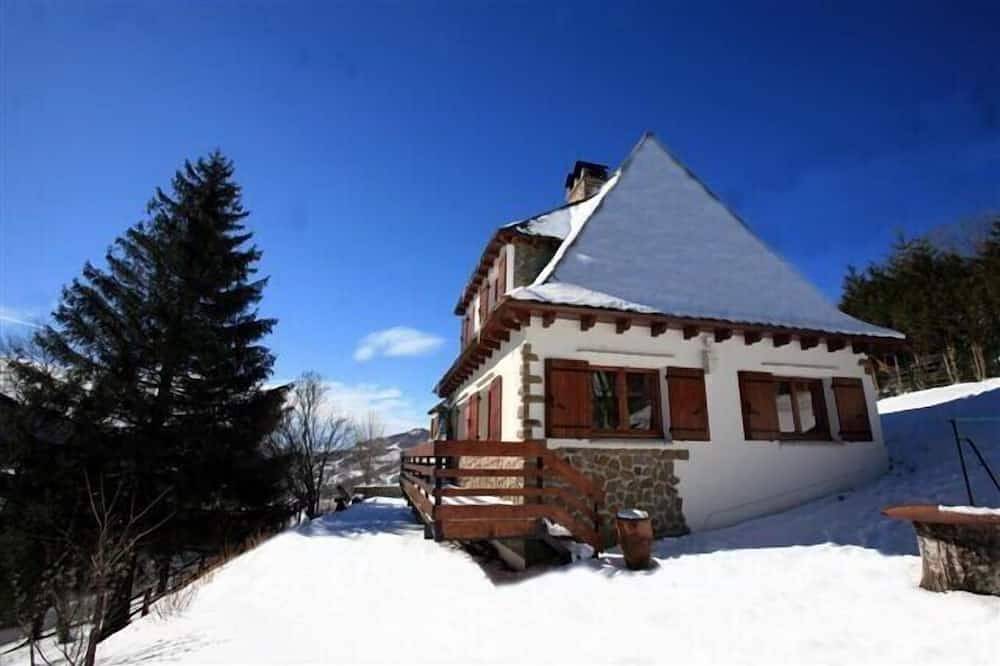 Traditional chalet 5 minutes from Super Lioran, ideal for your mountain holidays in Saint-Jacques-des-Blats, Aurillac region