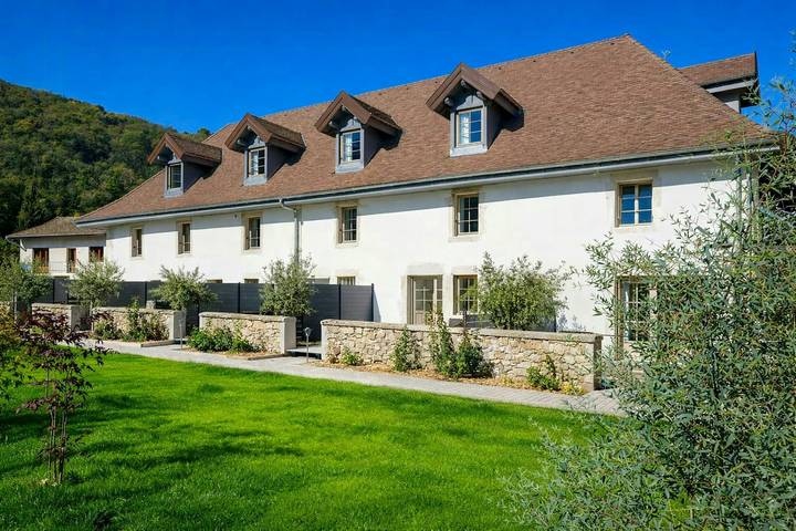Location de vacances pour 8 personnes, avec Terrasse ainsi que Jardin et Sauna à Conjux