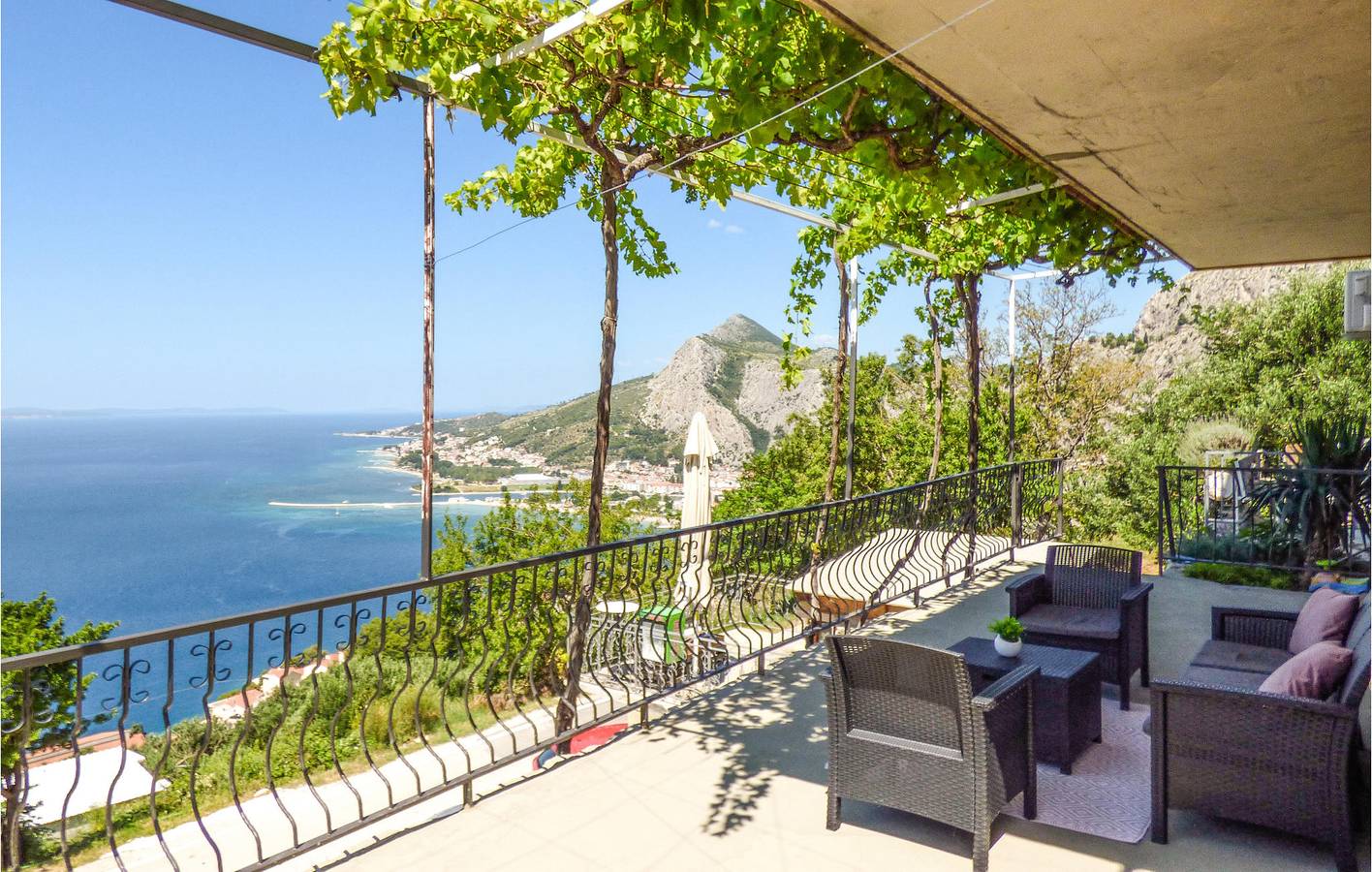 Geheel vakantieappartement, Gezellig appartement met 2 slaapkamers, terras, vlak bij het strand en parkeergelegenheid in Omiš (Dalmatia), Omiš-Riviera