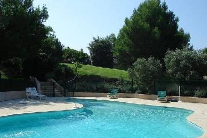 Location de vacances pour 7 personnes, avec terrasse ainsi que piscine et jardin dans Golf de Pont Royal