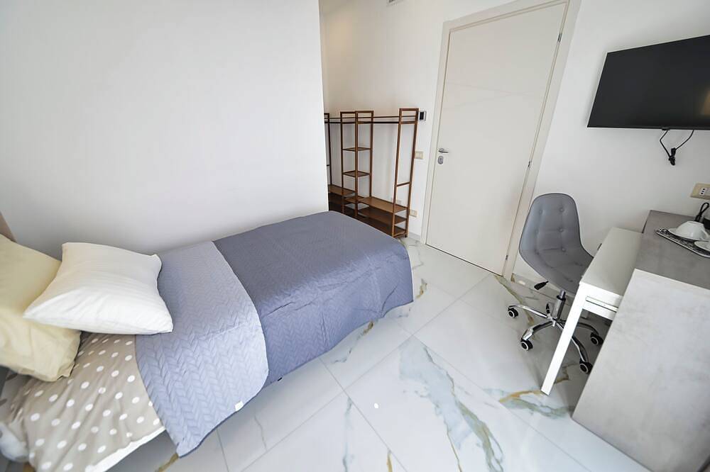 Camera Di Nuovissima Costruzione Con Bagno Privato, Wifi E Balcone in Rho, Provincia di Milano