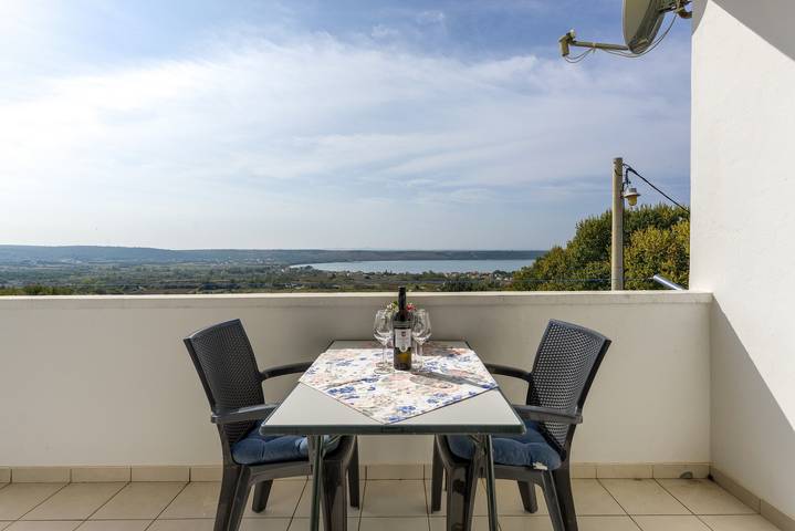 Ferienwohnung für 4 Personen, mit Balkon und Terrasse sowie Garten und Pool