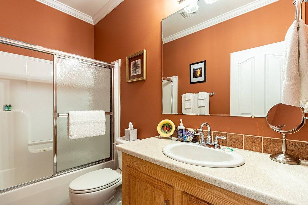 Ganze Wohnung, Mountain Condo mit spektakulärer Aussicht auf Toxaway Falls in Lake Toxaway