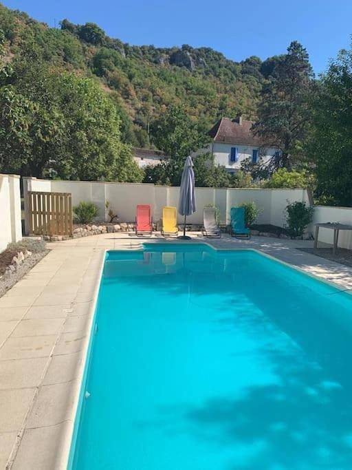 Location de vacances pour 14 personnes, avec balcon ainsi que jardin et piscine à Saint-Géry
