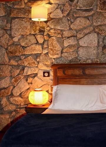 Location de vacances pour 2 personnes, avec jardin et sauna ainsi que vue et piscine à Cauro