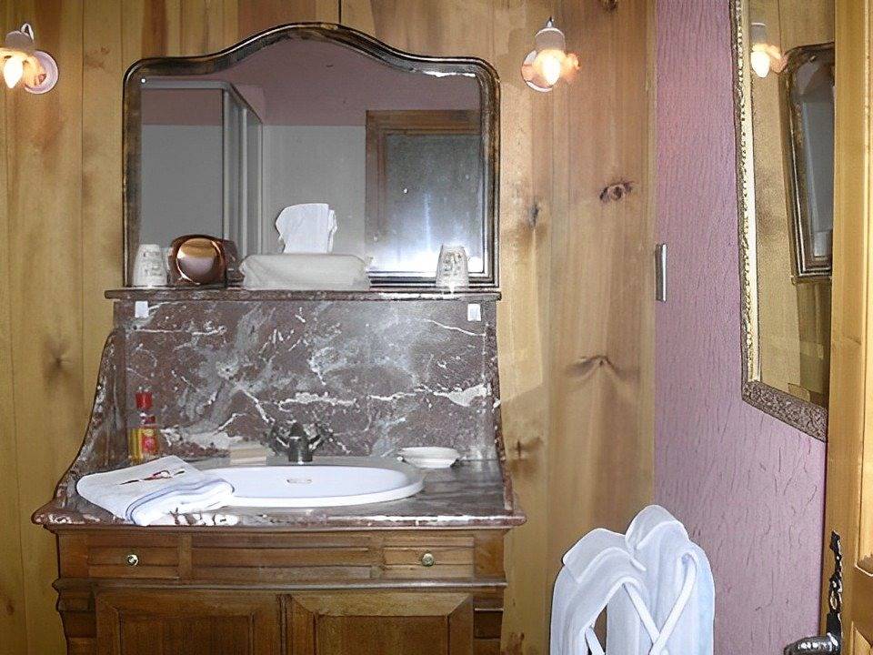 La Jacquerolle - Chambre Rose in La Chaise-Dieu, Parc Naturel Régional Livradois-Forez