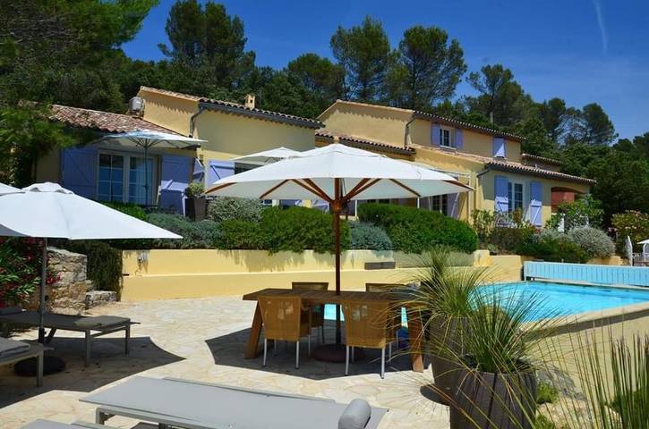 Chambre d’hôte pour 2 personnes, avec Terrasse et Jardin ainsi que Piscine et Vue à Entrecasteaux