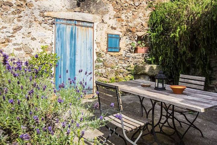 Gîte pour 3 personnes, avec jardin ainsi que terrasse et piscine