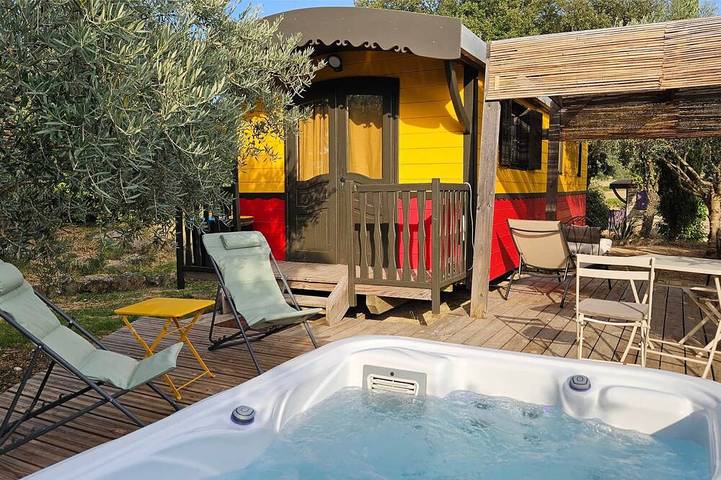 Chalet pour 2 personnes, avec jacuzzi ainsi que balcon et piscine