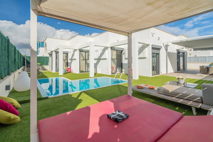 Luxus-Finca für 4 Personen, mit Whirlpool und Terrasse sowie Garten in Can Picafort