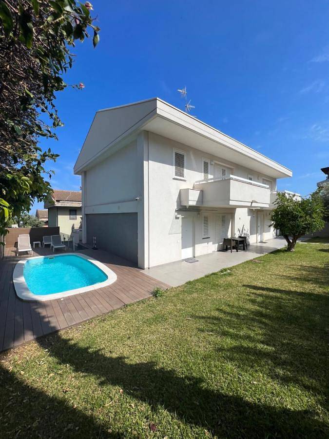 Casa vacanza per 8 persone, con Balcone e Terrazza nonché Giardino e Piscina a Aci Catena