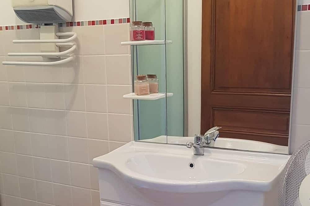 Entire apartment, Studio in villa with garden and pool in Les Angles (Gard), Nimes region