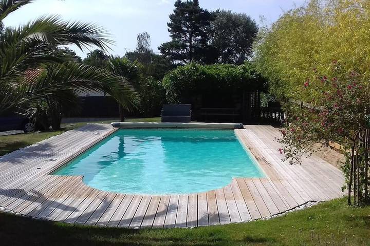 Villa pour 6 personnes, avec terrasse ainsi que jardin et piscine