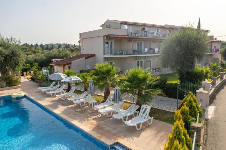 Chambre d’hôte pour 3 personnes, avec Balcon et Terrasse ainsi que Jardin et Piscine