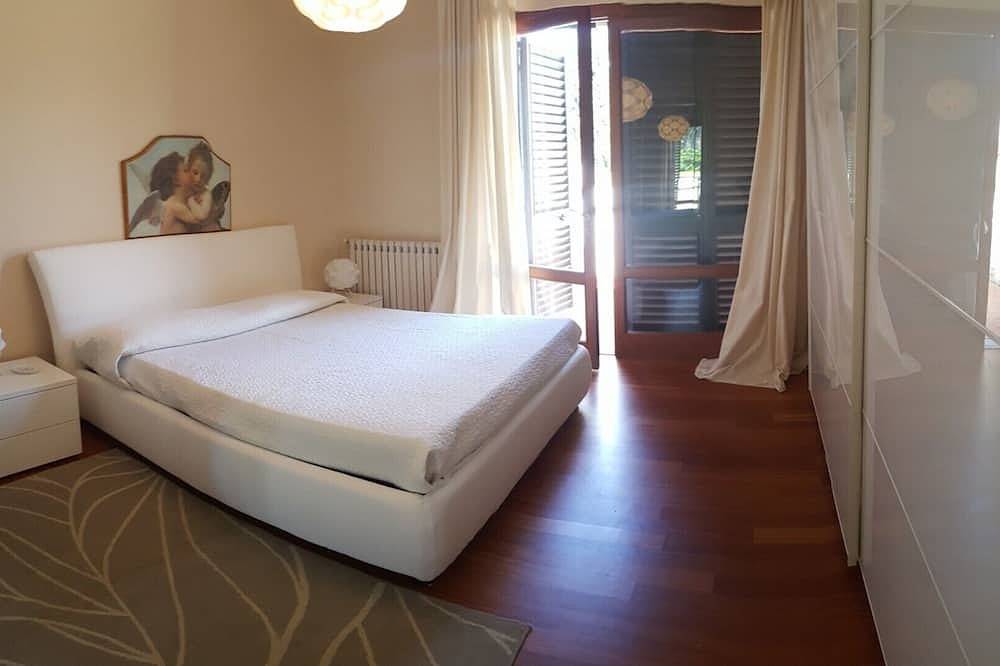 Villa mit großem Garten und Pool bis fünf Minuten vom Zentrum von Forte Dei Marm in Forte dei Marmi, Italienische Riviera