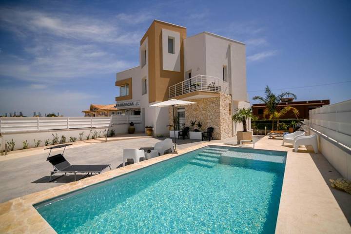 Appartamento per 4 persone, con Balcone e Terrazza nonché Giardino e Piscina a Marina di Avola