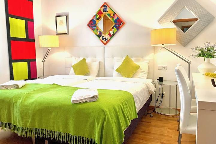 Golfers & Beach Villa with heated pool in Las Chapas, Marbella