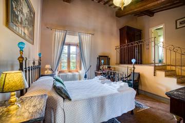 Villa for 30 Guests in Gubbio, Umbria, Picture 4