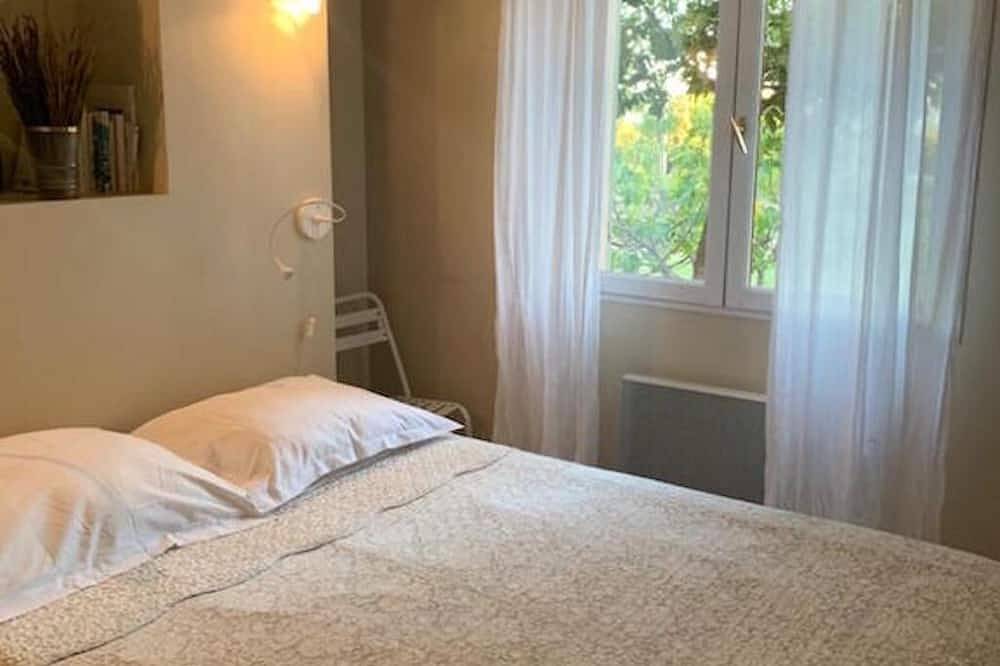 Villa luberon 12kms from Gordes, 7kms from Roussillon in Saint-Saturnin-lès-Apt, Parc naturel régional du Luberon