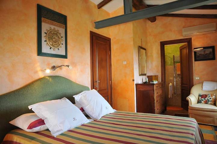Last Minute Offer! Jacuzzi pool, Sauna, A/C, WiFi, close beaches & 5 Terre in Ortonovo, Luni