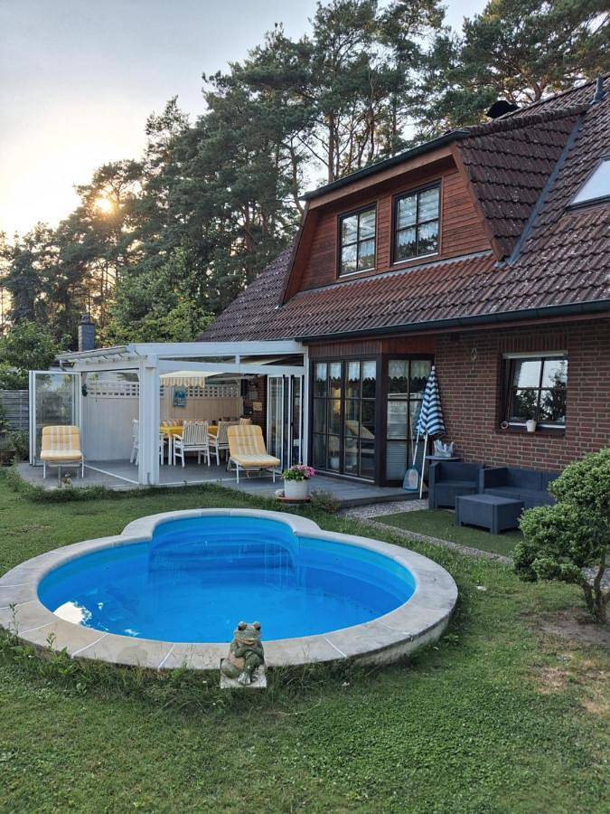 Villa für 8 Personen, mit Balkon und Terrasse sowie Garten und Pool in Hannover und Umgebung