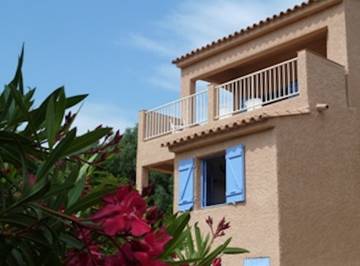 Villa pour 8 personnes, avec piscine ainsi que balcon et jardin dans Palombaggia