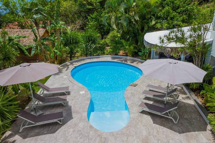 Alojamiento y desayuno para 2 personas, con vistas además de jardín y piscina en Guadalupe